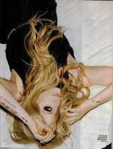 组图：小魔女艾薇儿登封面 烟熏魅惑嘟唇诱惑