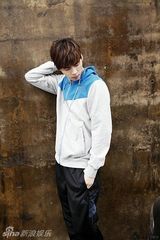 组图：李易峰曝街拍写真 阳光暖男春意袭人