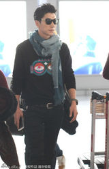 组图：张亮黑色潮装现身机场 亲切挥手似处T台