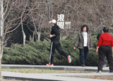 组图：严宽向女友求婚后现身 公园健身慢跑