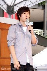 幻灯图：五月天出席代言活动现场挥汗如雨 