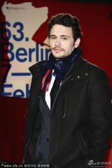 组图：《拉芙莱斯》首映 女星阿曼达蓝裙展风情