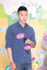 组图：朴宰范呼吁歌迷为海难祈祷 不知尼坤恋情