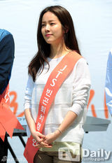 组图：韩星韩智敏朴真熙裴钟玉为饥饿儿募捐