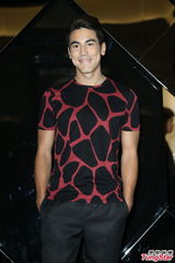 组图：林依晨透明皮裙亮相 豹纹上衣抢镜