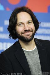 组图：《雪崩王子》发布 主演勾肩搭背哥俩好