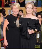 组图：演员工会奖红毯 卷福帅气劳伦斯长裙闪耀