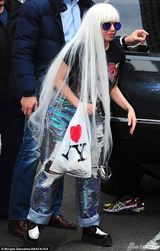 组图：Gaga潮装现身 白发风中乱飘背影很渗人
