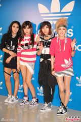 组图：韩女团2NE1想交香港男友 陈奕迅接受批评