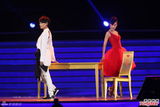 组图：李宇春莫文蔚魅惑合唱 红白玫瑰经典上演