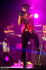 组图：汪东城北京开唱 裸上身与外籍辣妹肉搏