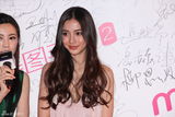 组图：Angelababy粉裙出席商业活动 如邻家小妹