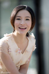 组图：田野最新写真曝光 展迷人笑容绽放魅力