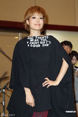 组图：容祖儿为个唱练团 青峰探班一脸睡意