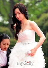 组图：洪秀雅现身百想红毯低胸长裙秀双峰