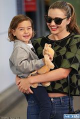 组图：米兰达抱儿子现身 弗林古灵精怪变表情帝