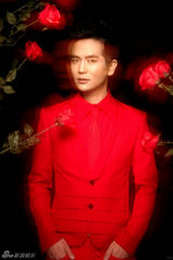 组图：张晓龙幻影写真上演神秘诱惑