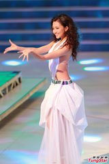 组图：港姐大尺度深V秀乳沟 背部全裸纤腰曼妙