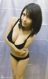 组图：冲田杏梨挺奶自拍 双手难护雪乳春光乍现