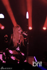 组图：艾薇儿韩国开唱  Kitty猫服装变摇滚甜心