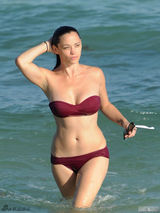 组图：杰西卡比基尼海滩嬉戏 S身材展熟女魅力