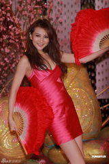 组图：许玮宁香港迎新年 大方承认与小天在一起