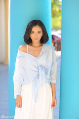 组图：李依玲清新写真 流露灵动神采