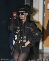 组图：Gaga摆Pose任拍 黑纱遮面玩神秘诱惑