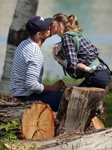 组图：邦臣一家公园散步 背小女儿上演人猿泰山