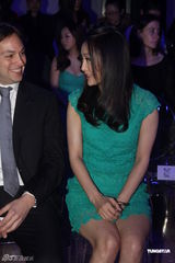 组图：秦岚绿裙配艳唇亮相 与老外热聊走光露底