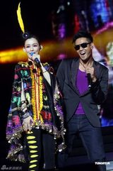 组图：范玮琪开个唱姐妹助阵 老公黑人上台送热吻 