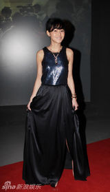 组图：IT GIRL 陈燃女王范儿优雅亮相艺术展