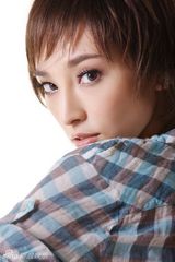 幻灯图：《终极匹配》3月公映 吴佩慈短发造型曝光