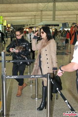 组图：刘嘉玲现身机场去伦敦 墨镜配大衣有范儿