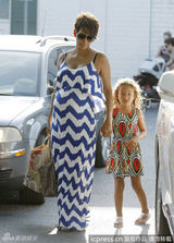 组图：47岁哈莉-贝瑞孕肚暴突 蓝白裙窈窕风情