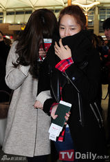 组图：少女时代赴菲律宾公演 允儿素颜亮相机场