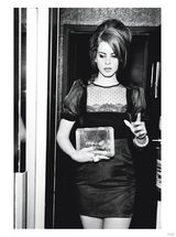 组图：女歌手拉娜德雷《Vogue》性感大片曲线迷人