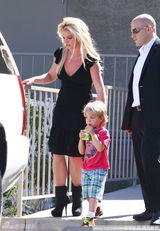 组图：小甜甜大露背幼儿园外接爱子上演天伦秀