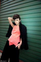 组图：秦岚最新写真曝光 个性造型秀冷艳