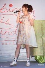 组图：萧敬腾助阵邓福如签唱会现场送大礼