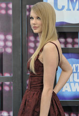 高清组图：美国乡村音乐协会奖红毯 斯威夫特性感