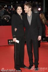高清：《未来》首映礼 女导演米兰达挽两男走红毯