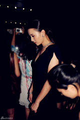 组图：小宋佳露背礼服亮相 佩戴百万珠宝走红毯 