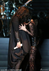 组图：张惠妹裙装尺度大开 小S上演少儿不宜