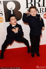 组图：明星小萌娃亮相红毯 搞怪不断嘻哈范