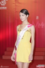 组图：尚格云顿助阵2012亚姐竞选赞佳丽优雅