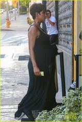 组图：47岁哈利贝瑞怀孕涨奶 透视裙现大肚轮廓