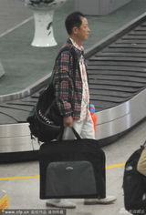 组图：王志文一家度假归来 娇妻曝光身家上亿