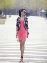 组图：江映蓉夏日街拍展露修长美腿