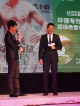 幻灯图：张丰毅时尚封面秀腹肌 演绎王者气概